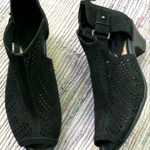 EARTH 9.5 WIDE KERI PEEP TOE BOOTIES NEVER WORN!!